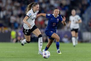 Duell zwischen Jule Brand und Selma Bacha während des Viertelfinales der Fußball-Europameisterschaft der Frauen 2025, 19. Juli 2025, Basel (Copyright: Alamy)