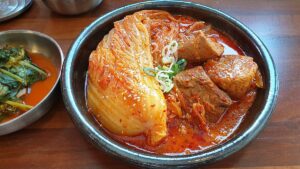 Gimchi-jjim (geschmortes Kimchi). Traditionelles koreanisches Gericht (Copyright: Wikimedia Commons)