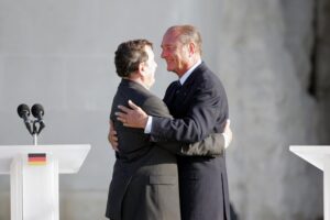 Gerhard Schröder und Jacques Chirac am 6. Juni 2004 in Caen (Copyright: Alamy)