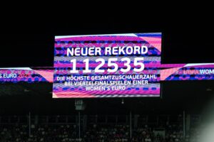Schiedsrichterinnen vor dem Anpfiff des Spiels zwischen dem FC Carl Zeiss Jena und VfL Wolfsburg, 14. September 2024 (Copyright: Wikimedia Commons)