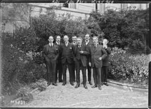 Die französische Delegation. In der Mitte Außenminister Aristide Briand (Copyright: Wikimedia Commons)