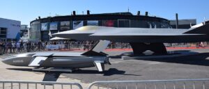 Modell im Maßstab 1:1 des zukünftigen Luftkampfsystems FCAS, zusammen mit den begleitenden unbemannten Effektoren, Le Bourget, 2019 (Copyright: Wikimedia Commons)
