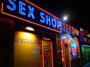 Sexshops im Vergnügungsviertel Pigalle (Copyright: Wikimedia Commons)