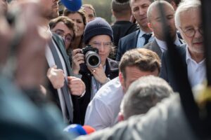 Soazig de la Moissonnière während eines Besuchs von Emmanuel Macron in Dijon, 28. März 2022 (Copyright: Alamy)