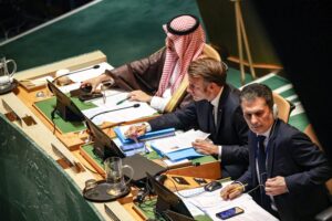 Emmanuel Macron und Prinz Faisal bin Farhan Al Saud auf der internationalen Konferenz zur friedlichen Lösung der Palästinafrage, New York, 23. September 2025 (Copyright: Alamy)