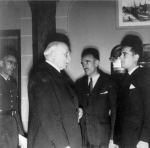 François Mitterrand (rechts) und Marcel Barrois (Mitte) werden vom Marschall Pétain empfangen, Oktober 1942 (Copyright: Wikimedia Commons)