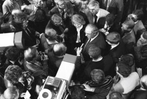 Helmut Kohl nach dem Erfolg des Misstrauensvotums gegen Helmut Schmidt, Bonn, 1. Oktober 1982 (Copyright: Presse-Service Steponaitis/Bilddatenbank des Bundestags)