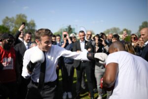 Einen Monat nach Veröffentlichung des berühmten Boxer-Fotos zeigte sich Emmanuel Macron erneut beim Boxen – hier in Saint-Denis am 21. April 2021 (Copyright: Alamy)