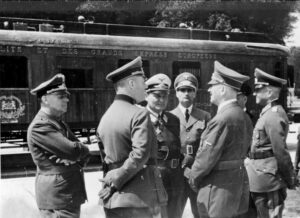 Joachim von Ribbentrop, Wilhelm Keitel, Hermann Göring, Rudolf Hess, Adolf Hitler, Erich Raeder und Walther von Brauchitsch am 22. Juni 1940 in der Lichtung von Rethondes (Copyright: Wikimedia Commons)