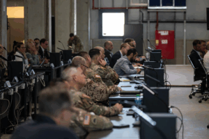 Koordinationsbesprechung im Civil Military Coordination Center (CMCC) am 23. Oktober 2025. (Copyright: Wikimedia Commons)