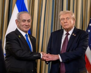 Donald Trump und Benjamin Netanyahu bei einer gemeinsamen Pressekonferenz zur Ankündigung des US-Friedensplans für Gaza, Washington, 29. September 2025 (Copyright: Wikimedia Commons)