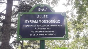 Straßenschild im Square Sainte-Odile in Paris, zum Gedenken an Myriam Monsonégo ermordet an ihrer jüdischen Schule Ozar Hatorah in Toulouse am 19. März 2012 (Copyright: Wikimedia Commons)