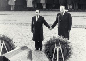 Bundeskanzler Helmut Kohl und Staatspräsident François Mitterrand in Douaumont, 22. September 1984 (Copyright: Wikimedia Commons)