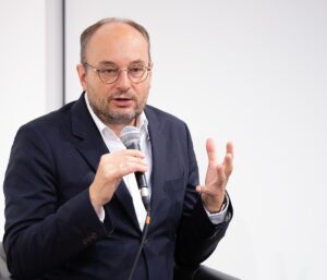 Der deutsch-französische Journalist, Historiker und Publizist Nils Minkmar. (Copyright: Wikimedia Commons)