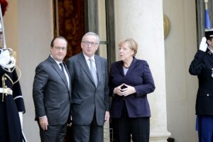 François Hollande, Jean-Claude Juncker und Angela Merkel vor dem Élysée-Palast, 27. Oktober 2015 (Copyright: Wikimedia Commons)