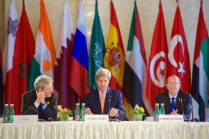 US-Außenminister John Kerry, Italiens Außenminister Paolo Gentiloni und UN-Sondergesandter für Libyen Martin Kobler in Wien, 16. Mai 2016 (Copyright: Wikimedia Commons)