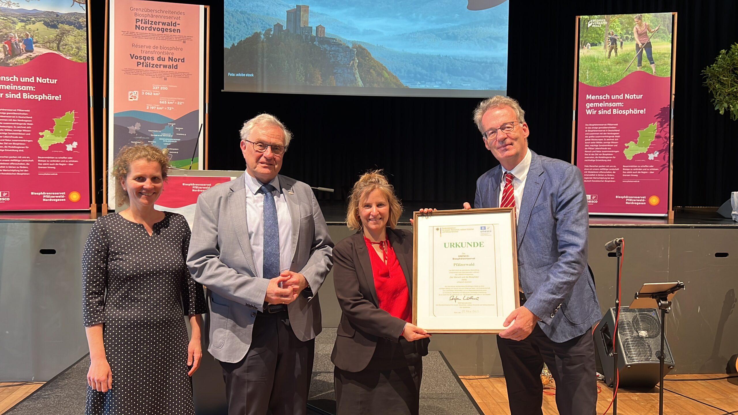 Übergabe der UNESCO-Urkunde am 13. April 2023: Von links nach rechts: Friedericke Stakelbeck, Theo Wieder, damaliger Vorsitzender des Bezirkstags Pfalz, Katrin Eder, Stefan Lütkes (Copyright: Umweltministerium Rheinland-Pfalz)