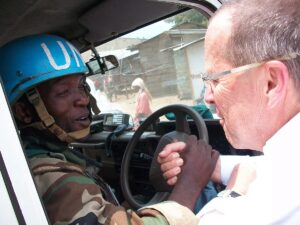 Martin Kobler mit einem Blauhelm der MONUSCO-Interventionsbrigade, Nord-Kivu, 28. Oktober 2013 (Copyright: Wikimedia Commons)
