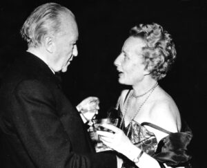 Première rencontre entre Konrad Adenauer et Elsie Kühn-Leitz le 31 janvier 1954 à Bad Godesberg, à l’occasion du 70ᵉ anniversaire du président fédéral Theodor Heuss (Copyright : Ernst Leitz Stiftung)