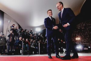 Friedrich Merz und Emmanuel Macron vor ihrem ersten bilateralen Treffen in Berlin, 15. Dezember 2025 (Copyright: Alamy)