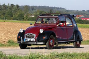 Une 2CV Charleston, fabriquée de 1980 à 1990 (plaque d’immatriculation modifiée) (Copyright : Wikimedia Commons)