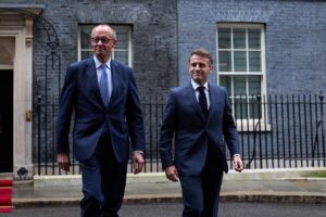 Friedrich Merz und Emmanuel Macron nach einem Gespräch mit Keir Starmer zur weiteren Unterstützung der Ukraine, London, 8. Dezember 2025 (Copyright: Wikimedia Commons)