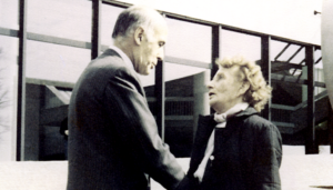 Échange entre Elsie Kühn-Leitz et Valéry Giscard d’Estaing lors de sa visite à Hanovre, le 25 mars 1983 (Copyright : Oliver Nass/Ernst Leitz Stiftung)
