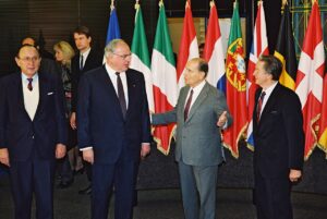 Hans-Dietrich Genscher, Helmut Kohl, François Mitterrand und Roland Dumas beim Europäischen Rat in Straßburg am 9. Dezember 1989. Dort ging es unter anderem um die deutsche Einheit, die Währungsunion und die künftige Sicherheitsarchitektur Europas (Copyright: Wikimedia Commons)