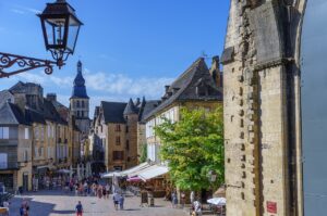 Blick auf die Place de la Liberté in Sarlat (Copyright: Wikimedia Commons)