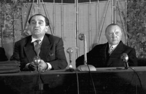 Pierre Mendès France et Konrad Adenauer à Baden-Baden le 15 janvier 1955 (Copyright : Wikimedia Commons)