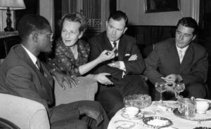 Patrice Lumumba en conversation avec Elsie Kühn-Leitz et des représentants de l’économie allemande à la Maison Friedwart, Wetzlar, mai 1960 (Copyright : Wikimedia Commons)
