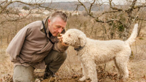 Bruno Chartron mit seinem Hund Bambou (Copyright: Hilke Maunder)