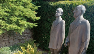 Statues de bronze de Konrad Adenauer et Charles de Gaulle dans le jardin de la maison du chancelier à Rhöndorf (Copyright : Landry Charrier)