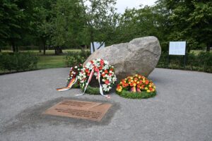 In Berlin wurde am 16. Juni 2025 ein Gedenkort für die Opfer des deutschen Angriffskrieges und der nationalsozialistischen Besatzungsherrschaft in Polen errichtet. Später soll an der gleichen Stelle ein dauerhaftes Denkmal entstehen (Copyright: Alamy)