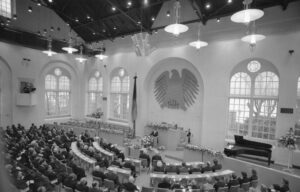 À la tribune du Bundestag, Bonn, 12 janvier 1990 (Copyright : Wikimedia Commons)