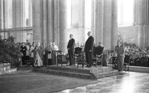 Office religieux dans la cathédrale de Reims en présence de Charles de Gaulle et de Konrad Adenauer (Copyright: Wikimedia Commons)