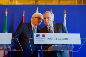 Jean-Marc Ayrault et Frank-Walter Steinmeier en conversation, Paris, 13 mars 2016 (Copyright : Wikimedia Commons)