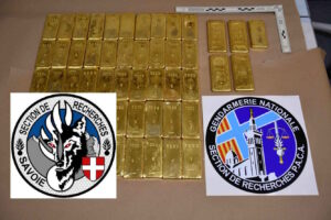 Beschlagnahme von 55 Goldbarren zu 24 Karat à 1 kg bei der Zerschlagung eines internationalen Geldwäschenetzwerks, u.a. im Zusammenhang mit der DZ Mafia (Copyright: Gendarmerie nationale)