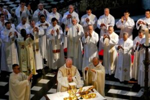 Messe avec tous les participants du voyage de cohésion à Sainte-Marie de l'Assomption à Cologne (Copyright : Diocèse de Versailles)