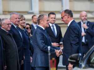 Im Wahlkampf hatte Friedrich Merz einen deutsch-polnischen Freundschaftsvertrag in Aussicht gestellt. Entsprechend hoch waren die Erwartungen, als er zum Bundeskanzler gewählt wurde. Hier bei seinem Antrittsbesuch in Warschau am 7. Mai 2025. (Copyright: Alamy)