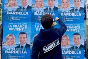 Aktivisten des RNJ im Juni 2024, kurz vor dem ersten Wahlgang der Parlamentswahl (Copyright: Wikimedia Commons)