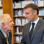 Daniel Bloch setzte sich über viele Jahre für die Pantheonisierung seines Vaters ein. Hier in Begleitung von Emmanuel Macron in der Bibliothek des Universitäts-Palastes in Straßburg, 23. November 2024 (Copyright: Alain Beretz)​
