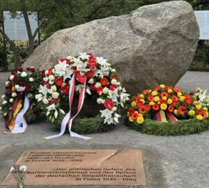 In Berlin wurde am 16. Juni 2025 ein Gedenkort für die Opfer des deutschen Angriffskrieges und der nationalsozialistischen Besatzungsherrschaft in Polen errichtet. Später soll an derselben Stelle ein dauerhaftes Denkmal entstehen. (Copyright: privat)