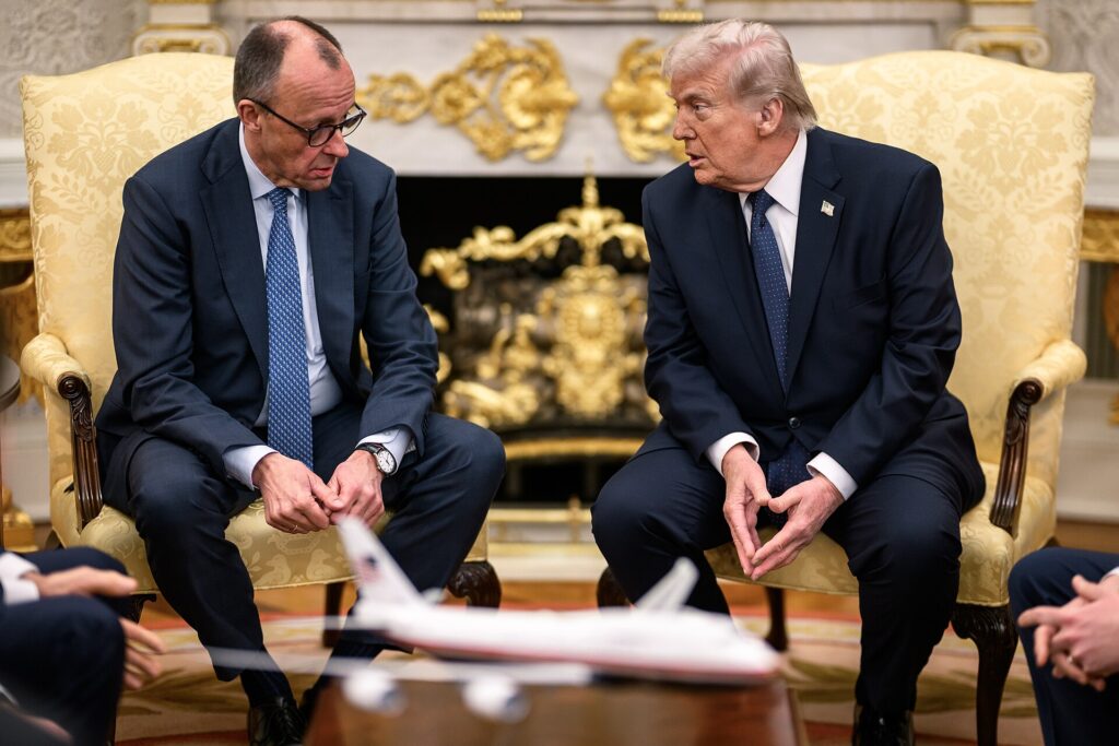 Malgré la crise transatlantique actuelle, le chancelier allemand Friedrich Merz continue de s’efforcer d’entretenir de bonnes relations avec Donald Trump – ici lors de sa récente visite à la Maison-Blanche (Copyright : Wikimedia Commons)