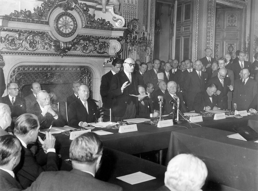 Unterzeichnung des EVG-Vertrags im Salon de l’Horloge, Paris, 27. Mai 1952 (Copyright: Wikimedia Commons)