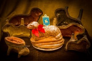 Das Osterlamm („Lamala“ ausgesprochen) im Haut-Rhin ist ein traditionelles elsässisches Gebäck, das am Morgen des Ostertags verschenkt wird (Copyright: Wikimedia Commons)