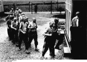 In einem Lager für zur Zwangsarbeit verschleppte Polen in Deutschland (Copyright: Wikimedia Commons)