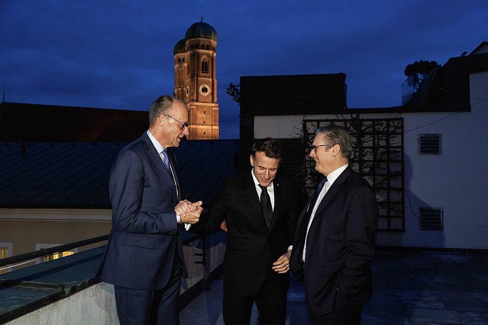 Il revient à l’Allemagne et à la France de former des coalitions de volontaires pour faire avancer l’Europe. En matière de sécurité, le Royaume-Uni demeure un partenaire indispensable. Ici lors de la Conférence de Munich sur la sécurité, le 13 février 2026 (Copyright : Wikimedia Commons)