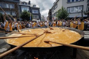 Zubereitung eines Omeletts aus 10.000 Eiern durch die Confrérie Mondiale des Chevaliers de l’Omelette Géante (Copyright: Alamy)