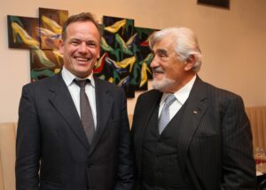 Foto von Klaus Hofmann und Mario Adorf, beide tragen Anzug und Krawatte
